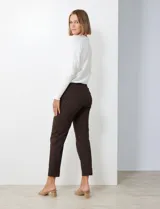 Pantalón negro de gabardina elastizada, marca Zac & Rachel. Corte recto, pretina ancha pespunteada, bolsillos simulados y largo al tobillo.