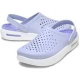 Zuecos Crocs modelo InMotion LiteRide Clog, de color gris en la parte superior perforada con tira trasera pivotante y suela gruesa de plataforma en color blanco con detalles negros.