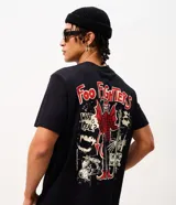 Remera negra de algodón con cuello redondo, manga corta y gran estampa en la espalda con diseño de Foo Fighters en tonos rojos y blancos.