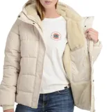 Campera puffer O'Neill color beige, con diseño acolchado, capucha forrada con interior de peluche, cierre frontal con botones a presión, bolsillos laterales y puños elastizados.