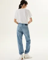 Pantalón de jean celeste, corte recto, tiro medio y fit relajado.