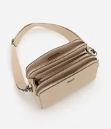 Cartera bandolera mediana Satinato de PU color beige, con diseño estructurado, múltiples compartimentos con cierre de cremallera, herrajes oscuros y correa de gros ajustable.