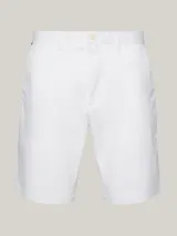 Bermuda de gabardina color blanco, de corte recto y tiro medio.