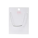 Collar plateado de cadena fina con un dije tubular metálico horizontal.