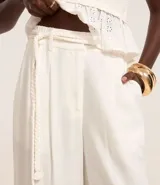 Pantalón wide leg de cintura alta, confeccionado en viscolino color blanco, con trabillas en la cintura, elástico atrás de la cintura, cierre tradicional, pliegues y cinturón de cuerda.