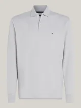 Chomba de manga larga Tommy Hilfiger color gris, confeccionada en algodón. Tiene cuello tipo polo, cartera de dos botones y logo bordado en el pecho.