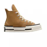 Championes Converse de caña alta con plataforma, confeccionados en lona color beige. Presentan suela de goma con diseño texturizado en la puntera y detalles de líneas negras en el contorno.