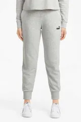 Pantalón de jogging Puma Ess Sweatpants TR CL de mujer, color gris melange, con puños elastizados en los tobillos y el logo de la marca estampado en contraste en la pierna izquierda.