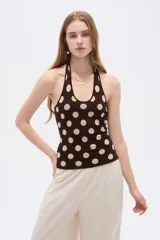 Top de punto al cuerpo con cuello halter, color beige con estampado de lunares marrones.