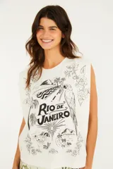 Musculosa blanca de algodón, con hombreras estructuradas y cuello redondo. Estampado frontal en negro estilo ilustración de Río de Janeiro con loros, flores y paisaje tropical.