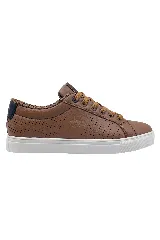 Championes de cuero color marrón con diseño perforado en los laterales, cordones al tono y suela de goma blanca.
