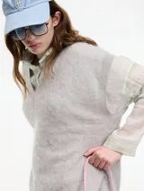 Sweater sin mangas de cuello V, color azul marino, confeccionado en cashmere.