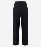 Pantalón de sastrería color negro, de corte recto, con pretina fina, pinzas frontales y bolsillos.
