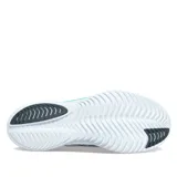 Championes Saucony Kinvara 14, color gris con detalles en negro, dorado y celeste.