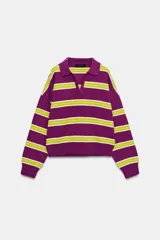Jersey de punto con diseño de rayas horizontales en colores violeta y verde lima, cuello polo con escote en pico y manga larga con puños ajustados.