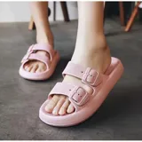 Sandalias chancletas de goma color beige con diseño texturizado en la suela, doble tira ajustable con hebillas y estilo slip-on.