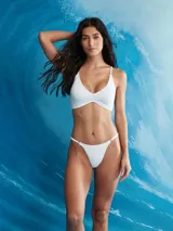 Top de bikini blanco con diseño triangular y detalle fruncido en el centro, con tirantes finos regulables.