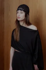 Poncho negro de seda lavada con cuello redondo y mangas cortas.