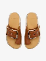 Sandalia marrón con hebilla metálica y aro para el dedo.