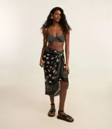 Pareo rectangular de chiffon con estampado de lunares en blanco y negro, con terminaciones de borlas.