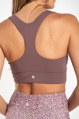 Top deportivo con estampado abstracto en tonos lila y gris.