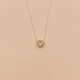 Conjunto de collar y aros con dije de corazón, en plata y oro con circonias. El dije del collar mide 7.4mm de diámetro y la cadena mide 43cm de largo.