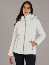 Campera acolchada de Calvin Klein en color blanco, confeccionada en una mezcla de poliéster y elastano que ofrece elasticidad y confort. Presenta un diseño con cuello alto, capucha, cierre frontal de cremallera metálica y bolsillos laterales con cierre. Su acabado tiene un ligero brillo y cuenta con un calce entallado gracias a sus costuras horizontales.