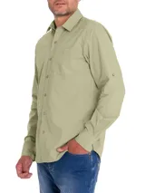 Camisa de manga larga color verde militar, confeccionada en algodón orgánico. Cuenta con cuello camisero, cierre frontal con botones de madera, un bolsillo en el pecho con logo bordado y mangas ajustables.