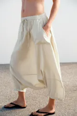 Pantalón de tiro medio confeccionado en nylon, con cintura elástica ajustable mediante cordones. Presenta bolsillos de plastrón en el delantero y bajo con acabado elástico.