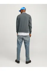 Buzo gris de manga larga y cuello redondo, marca Jack & Jones Originals.
