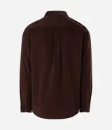 Camisa de hombre de corte regular confeccionada en terciopelo color beige. Presenta cuello clásico, cierre frontal con botones y dos bolsillos con solapa en el pecho.