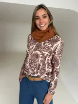 Sweater de lanilla con cashmere, de manga larga y cuello redondo, con estampado paisley en tonos marrones y crudo.