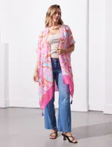 Kimono tejido con estampado abstracto en tonos rosa, naranja y celeste. Tiene mangas amplias estilo japonés y terminación con borlas en el ruedo.