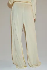 Pantalón de corte recto y tiro medio, confeccionado en tejido fluido de lyocell. Presenta cintura elástica con cordón ajustable.