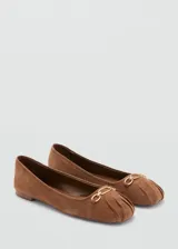 Zapato chatito color marrón de gamuza, con punta redonda y detalle de eslabones dorados en la parte delantera.