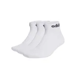 Pack de tres pares de medias tobilleras Adidas en color blanco, con la inscripción de la marca en negro en el borde elástico.