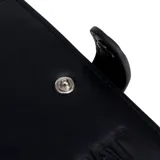 Billetera de cuero negro Caterpillar con cierre de solapa y broche a presión, y el logo de la marca grabado en relieve.