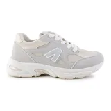 Championes urbanos color gris claro con detalles en blanco y beige, con suela chunky blanca y logo en el lateral.
