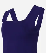 Blusa azul marino sin mangas confeccionada en tejido de punto con viscosa sostenible. Presenta escote cuadrado tanto en la parte delantera como en la espalda y breteles anchos.