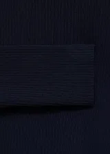 Jersey de punto fino de canalé color azul marino, de diseño entallado con cuello en V y manga larga.