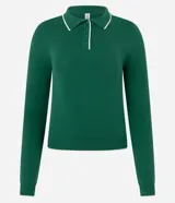 Blusa de punto color blanco con cuello polo, manga larga y detalles de ribete en contraste color negro en el cuello, puños y ruedo. Confeccionada en mezcla de viscosa, poliéster y poliamida.