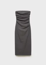 Vestido midi de corte entallado con diseño palabra de honor y drapeados laterales. Confeccionado en tejido fluido con estampado de raya diplomática, cuenta con forro interior y cierre de cremallera en la parte posterior.