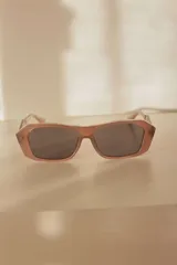 Lentes de sol con diseño estructurado, líneas limpias y frente recto en color negro.
