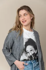 Blazer gris de lino y viscosa, con mangas 3/4, solapa entera, cierre de un botón y bolsillos delanteros.