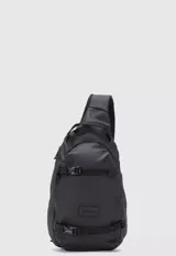 Mochila tipo bandolera de un solo hombro, color tostado, con correas ajustables negras y cierre frontal.