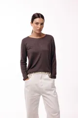 Remera de manga larga y cuello redondo, confeccionada en una mezcla de fibras suaves, con ajuste cómodo al cuerpo.