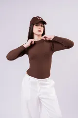 Body de mangas largas en color blanco, con cuello elevado y diseño ajustado al cuerpo.