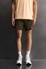 Pantalones cortos de entrenamiento Zara Athleticz en color salmón, confeccionados en tejido técnico ligero y elástico con estructura. Cuentan con cintura elástica ajustable, forro interior, bolsillos laterales y perneras con aberturas laterales.