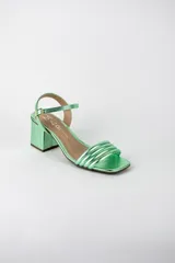 Sandalias de fiesta metalizadas color celeste, con taco cuadrado de 4 cm, tiras delanteras acolchadas y tira ajustable al tobillo con hebilla dorada.