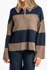Sweater de tejido de punto grueso, color marrón y azul marino, con diseño de rayas horizontales anchas. Presenta cuello polo y abertura frontal con dos botones nacarados.
